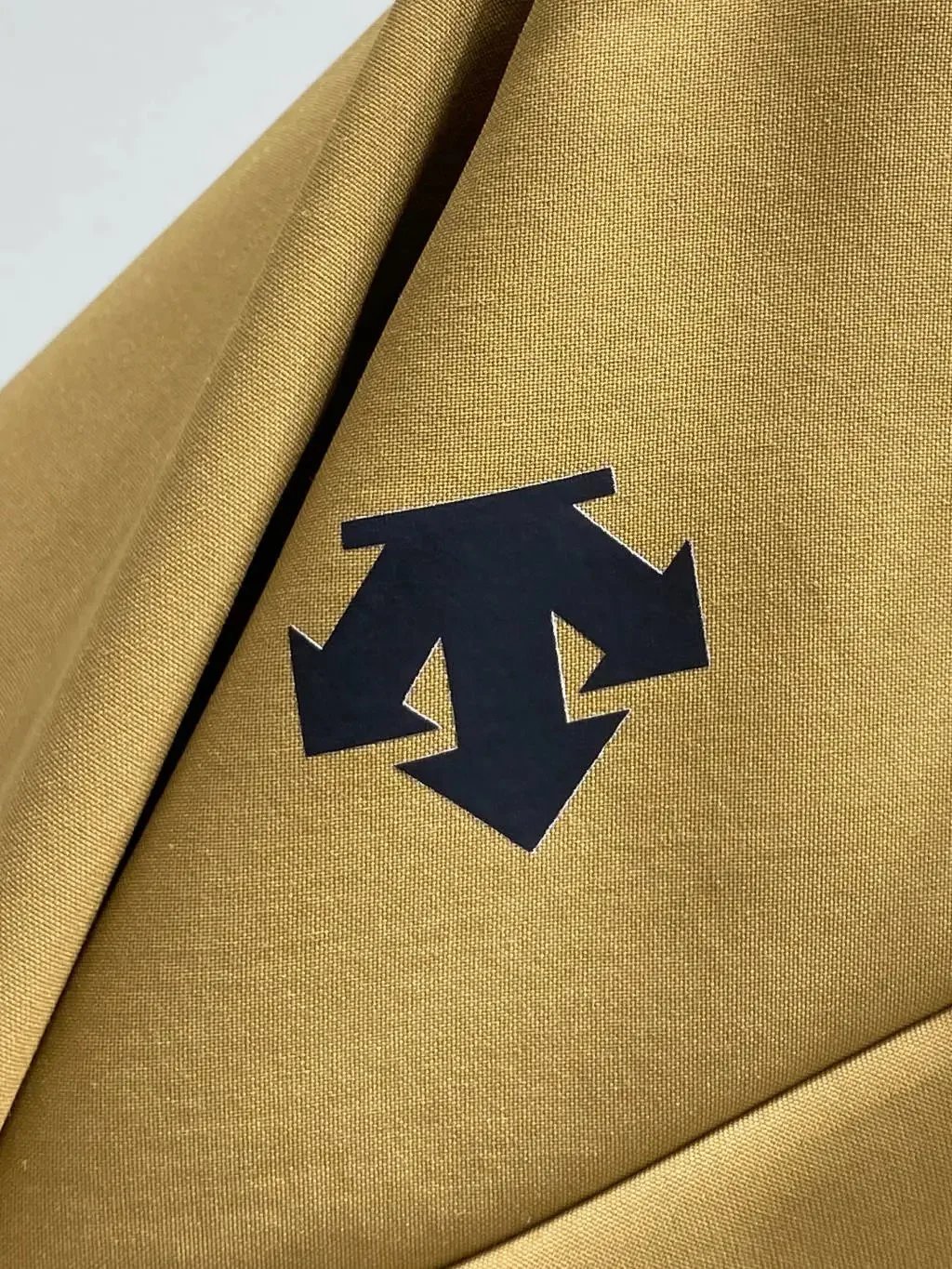 Descente Jackets Hooded zip-up jacket with chest zip pocket image 3