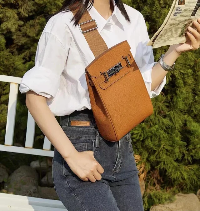 Hermès Crossbody Bags Kelly-style buckle closure, pebbled leather, wide strap product detail image 3