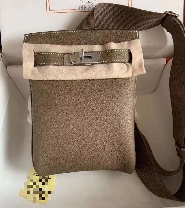 Hermès Crossbody Bags Kelly-style buckle closure, pebbled leather, wide strap product detail image 10