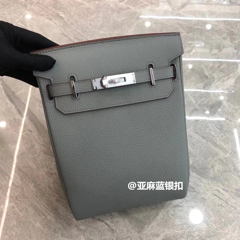 Hermès Crossbody Bags Kelly-style buckle closure, pebbled leather, wide strap — Linen Blue