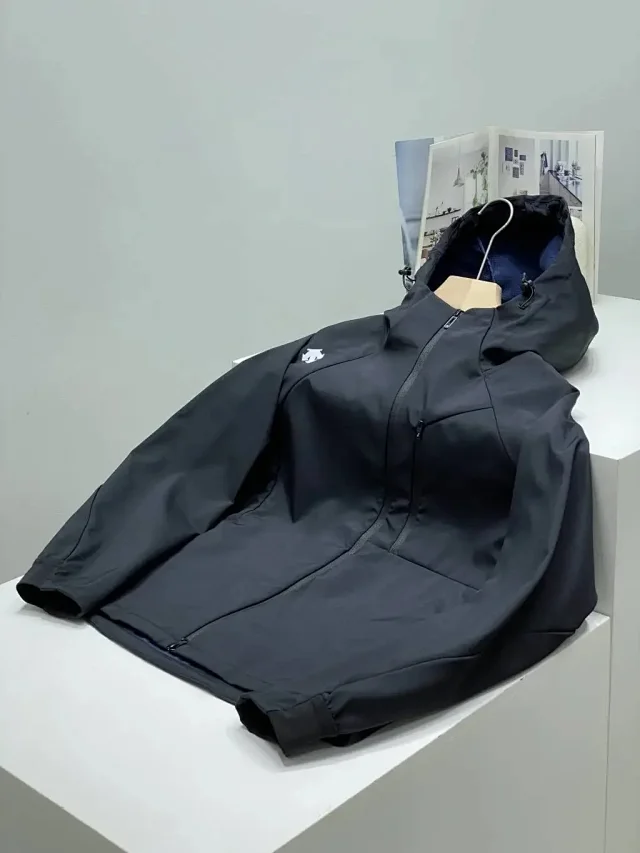 Descente Jackets Hooded zip-up jacket with chest zip pocket product detail image 9