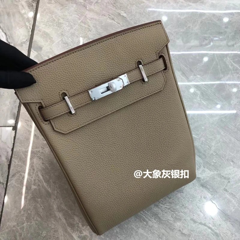 Hermès Crossbody Bags Kelly-style buckle closure, pebbled leather, wide strap — Elephant Gray