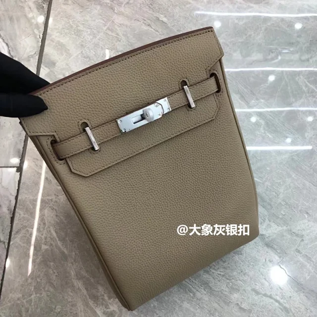 Hermès Crossbody Bags Kelly-style buckle closure, pebbled leather, wide strap product detail image 22