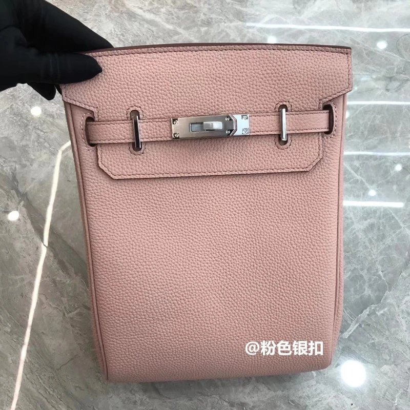 Hermès Crossbody Bags Kelly-style buckle closure, pebbled leather, wide strap — Nude powder