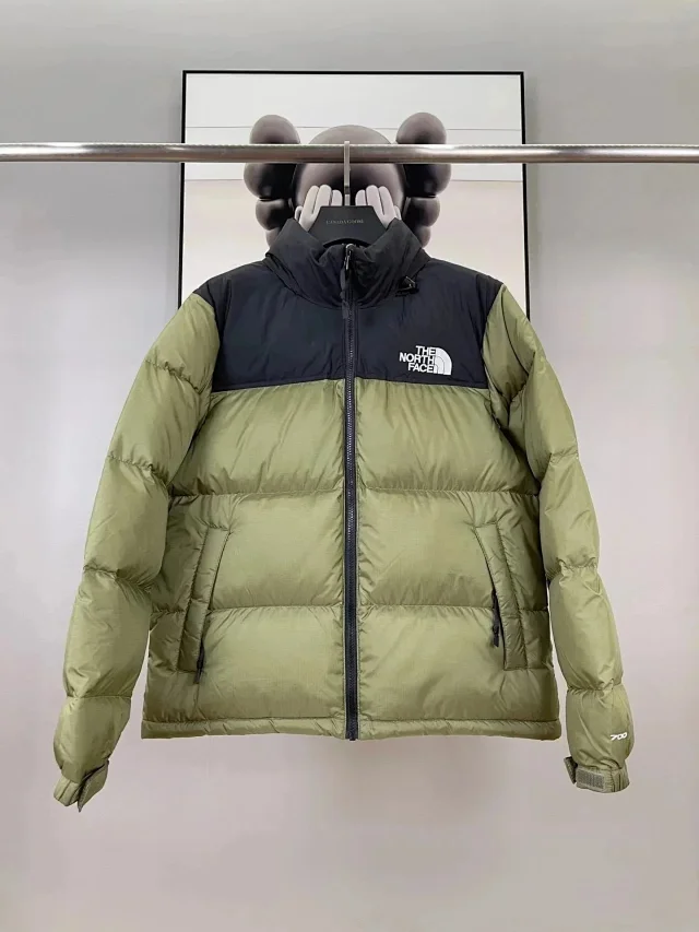 The North Face Down Jackets 700-fill color-block puffer jacket product detail image 3