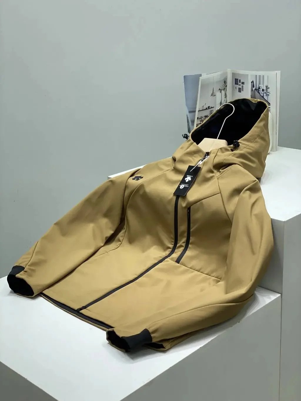 Descente Jackets Hooded zip-up jacket with chest zip pocket image 10