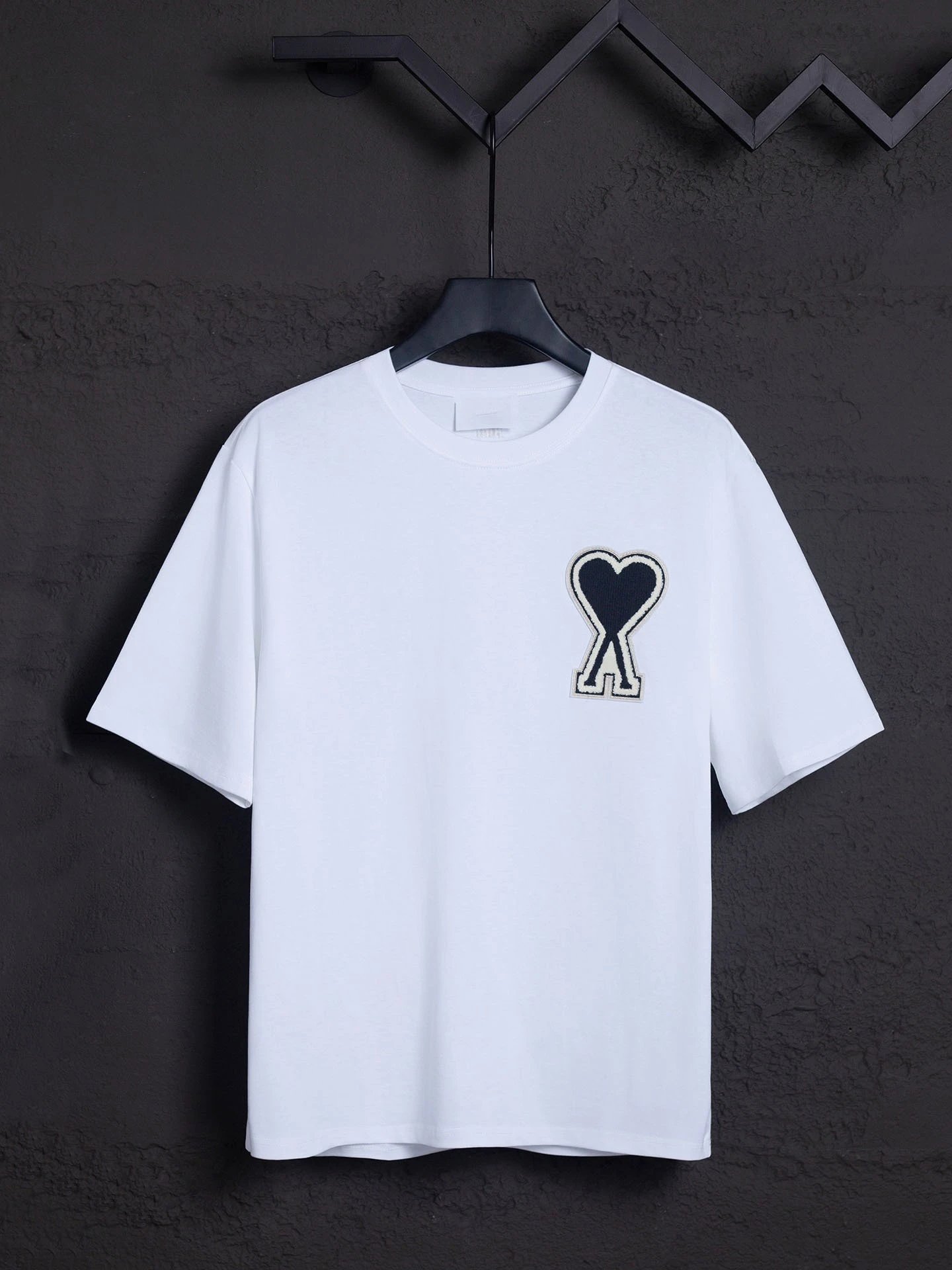 AMI Paris T-Shirts MQ605 Embroidered de Cœur Logo Crewneck T-Shirt — 602 Black and White