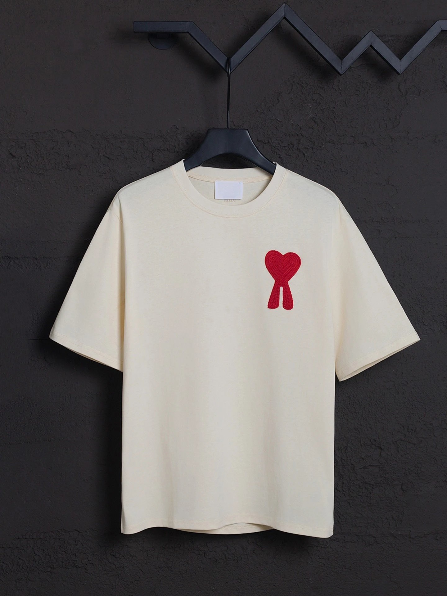 AMI Paris T-Shirts MQ605 Embroidered de Cœur Logo Crewneck T-Shirt — 606 Apricot Red