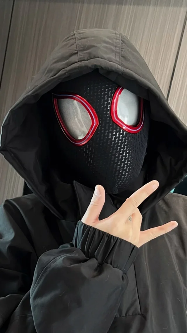 Spider-Man Uncategorized Electronic Movable-Eye Costume Mask product detail image 3