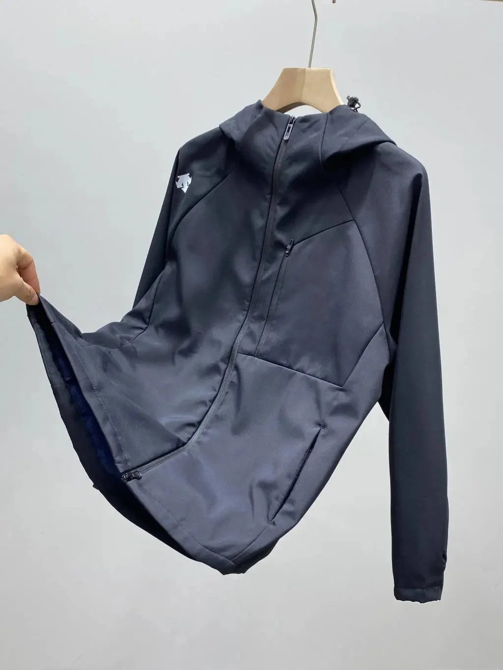Descente Jackets Hooded zip-up jacket with chest zip pocket image 8