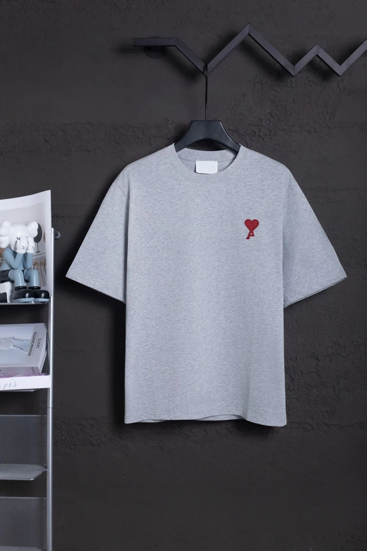 AMI Paris T-Shirts MQ605 Embroidered de Cœur Logo Crewneck T-Shirt — 615 Gray-Red