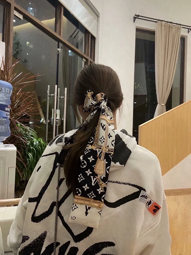 Louis Vuitton Scarves Monogram and chain-print narrow scarf product detail image 2