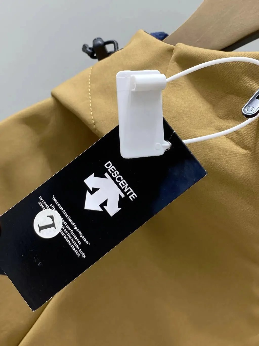Descente Jackets Hooded zip-up jacket with chest zip pocket image 2