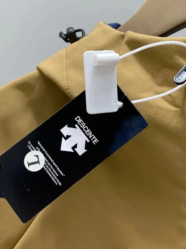 Descente Jackets Hooded zip-up jacket with chest zip pocket product detail image 2