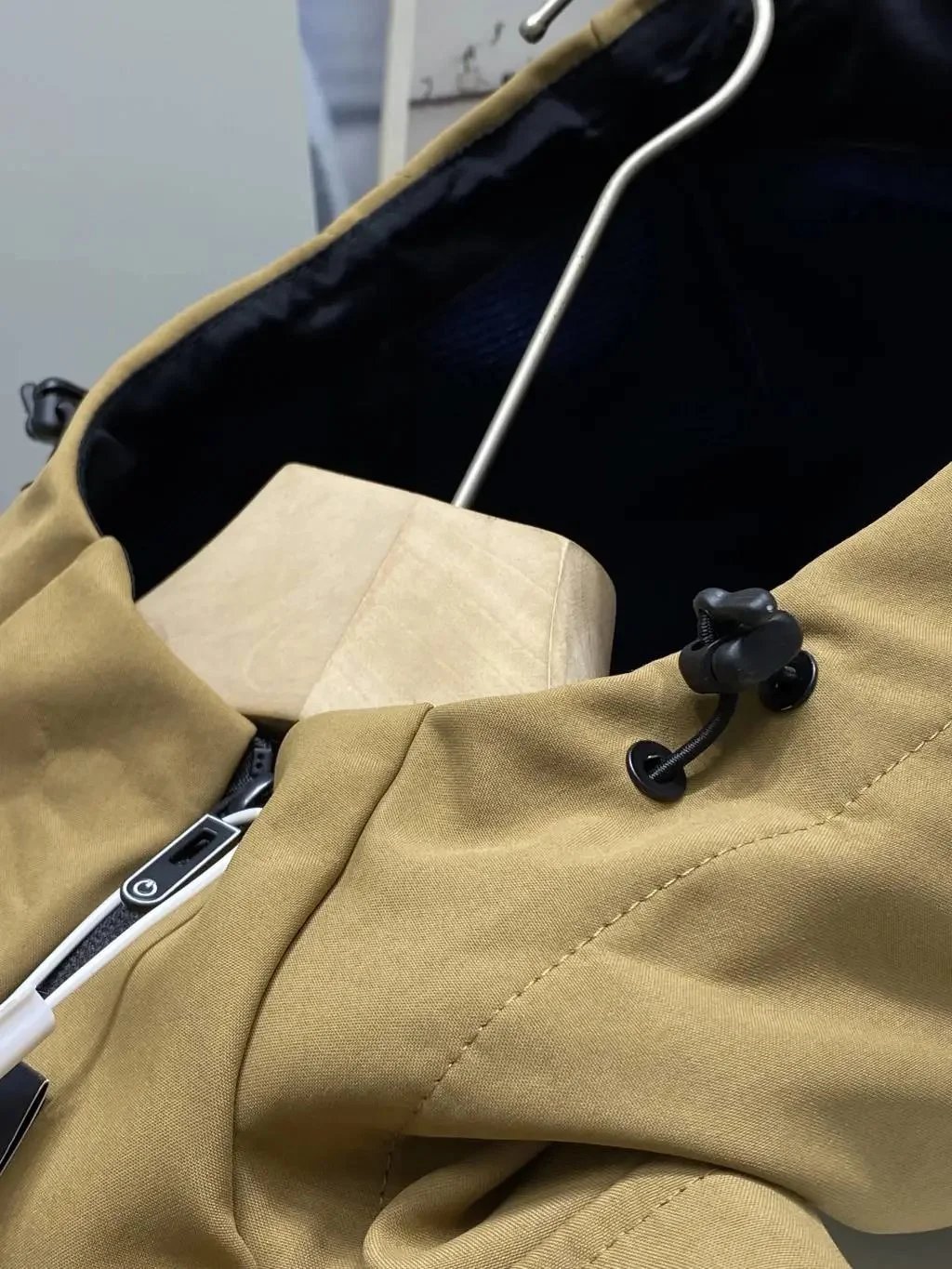 Descente Jackets Hooded zip-up jacket with chest zip pocket image 5
