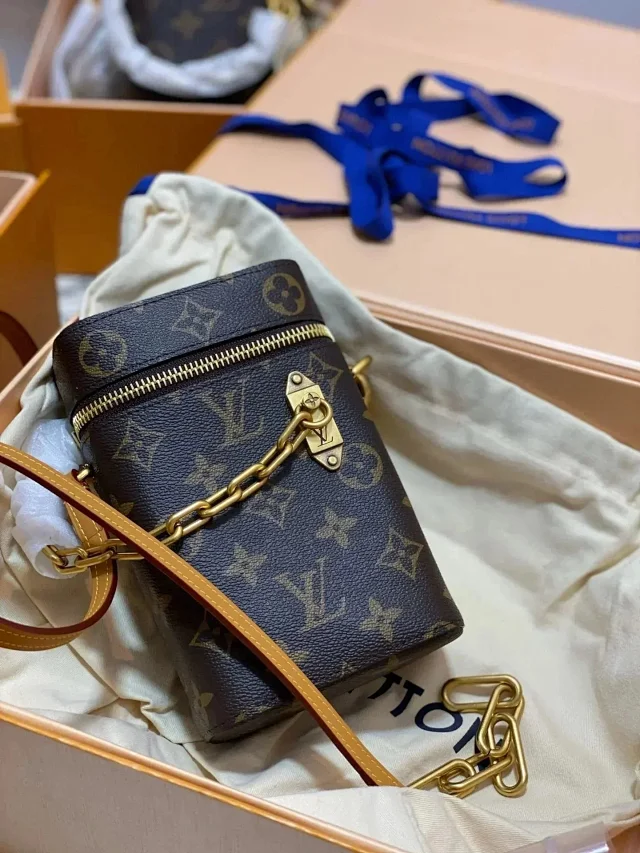 Louis Vuitton Crossbody Bags Monogram bag with chain strap product detail image 9