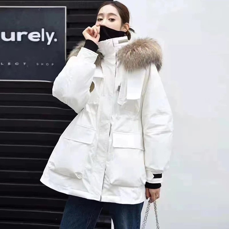 精致洋气的羽绒服，穿起来也会更加显瘦，穿着轻盈又保暖
