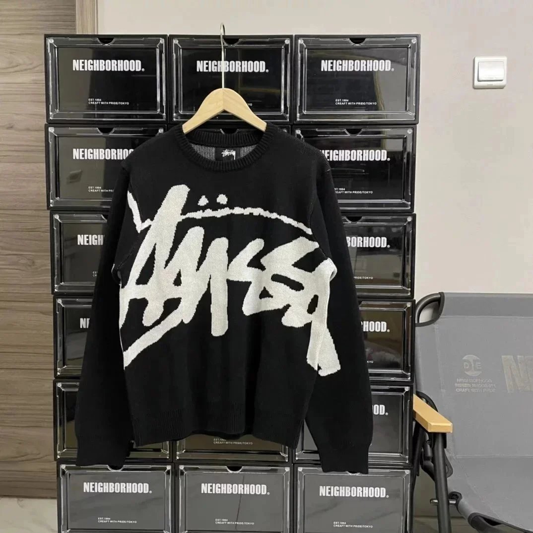 Stussy大LOGO毛衣 定织高克重纯棉纱线 大面积对位提花 非常有难度定做原版一致辅料 上身垂感十足 版型到位 细节满满S-XL  黑色单色入 S胸围110衣长69肩阔44