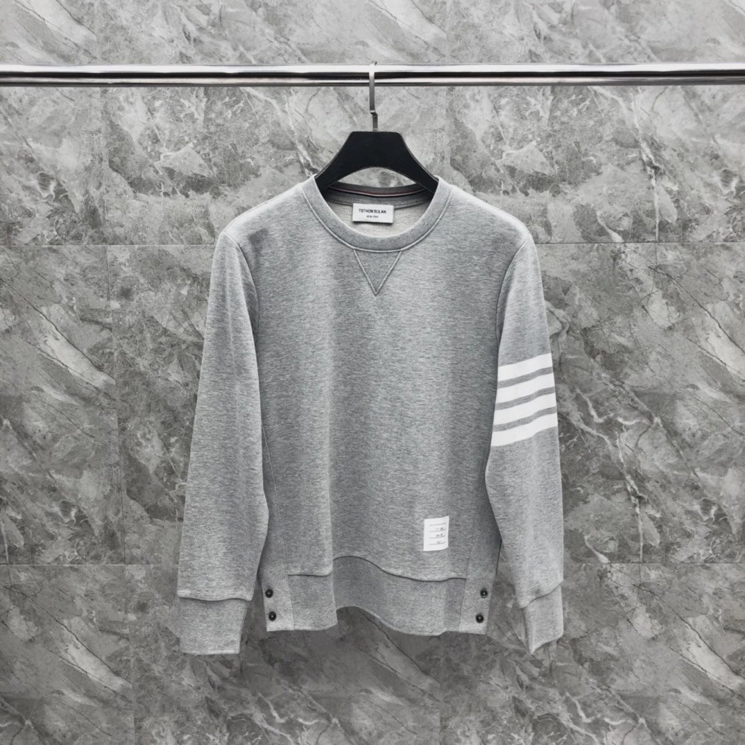 浅灰色圆领卫衣