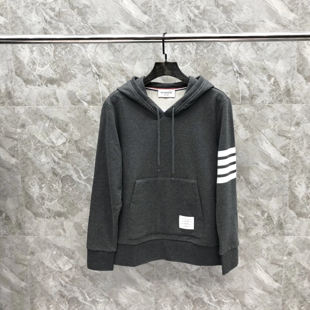 深灰色连帽卫衣