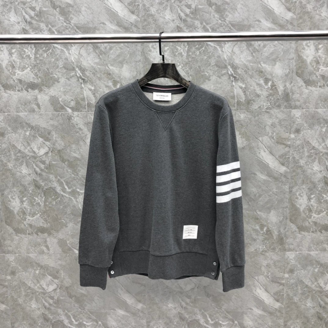 深灰色圆领卫衣