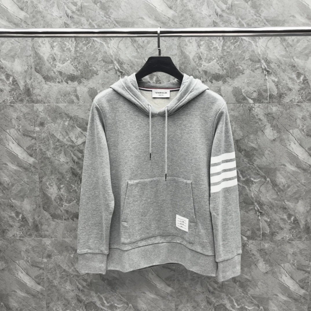 浅灰色连帽卫衣