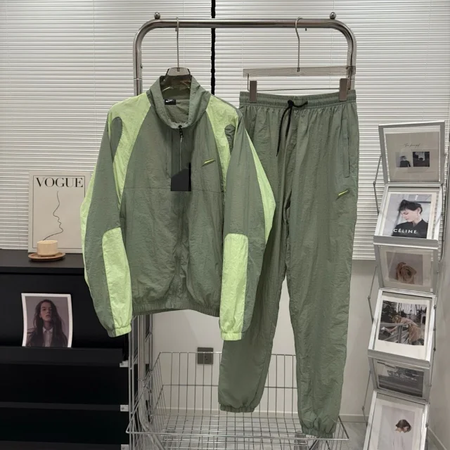 Nike Tracksuits Color-Block Woven Tracksuit product detail image 1
