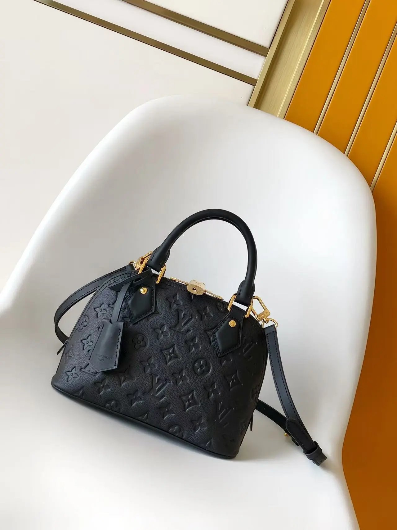 Top-Quality Bag Full Packaging, Dynamic 163C01 Chip] M26409 Black [Exclusive Background Real-Photo] This Alma BB handbag embodies Parisian elegance in smooth, supple Monogram Empreinte leather. Its structured silhouette is accented with the iconic key holder and hanging...