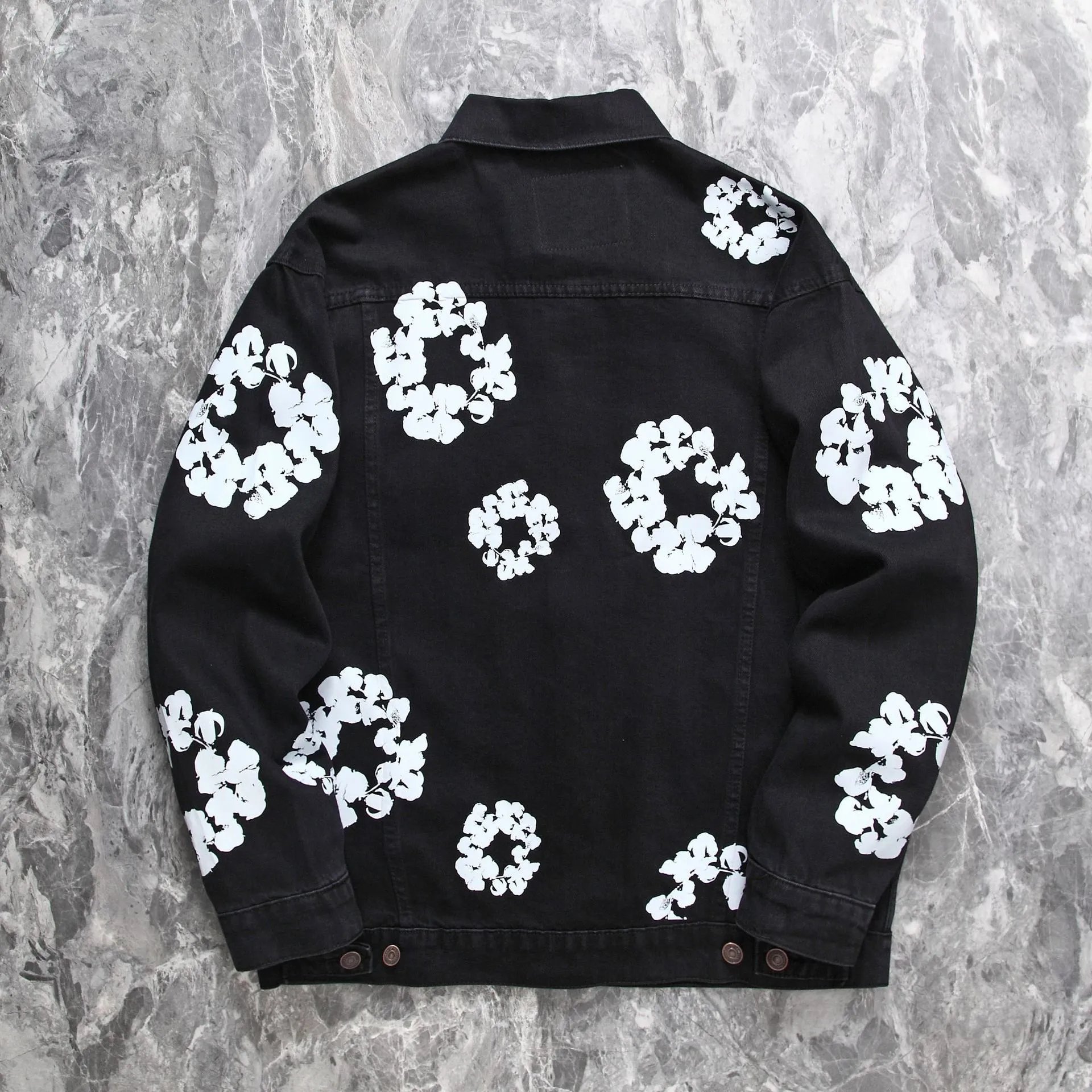 黑色外套（白色花环）