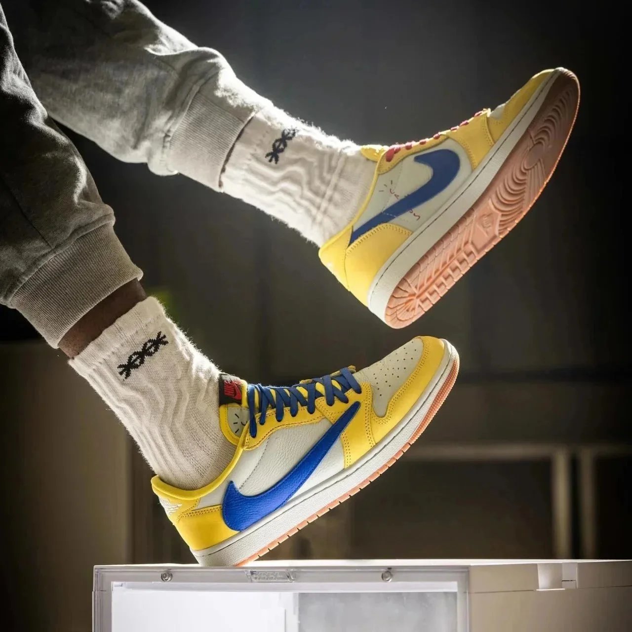 【市面最最强 随意对比】Travis Air Jordan 1 倒钩 7.0 皮革 Low OG Canary Yellow 联名款 防滑 低帮 复古篮球鞋 男女同款 金丝雀黄 蓝色