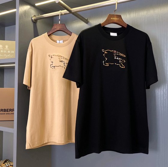 Black Card 2-Color Bur Ace Channel Grid Equestrian Knight Logo Cotton T-shirt (with packaging) 【 Store Treasure 】 2023 Spring/Summer Collection, decorated with Burberry Equestrian Knight graphic grid pattern, unisex cotton round neck short sleeved shirt