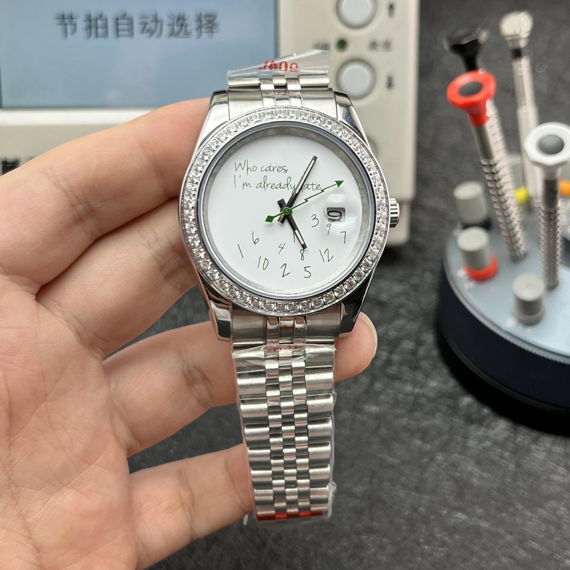 Diamond Bezel Luminous Green Hands