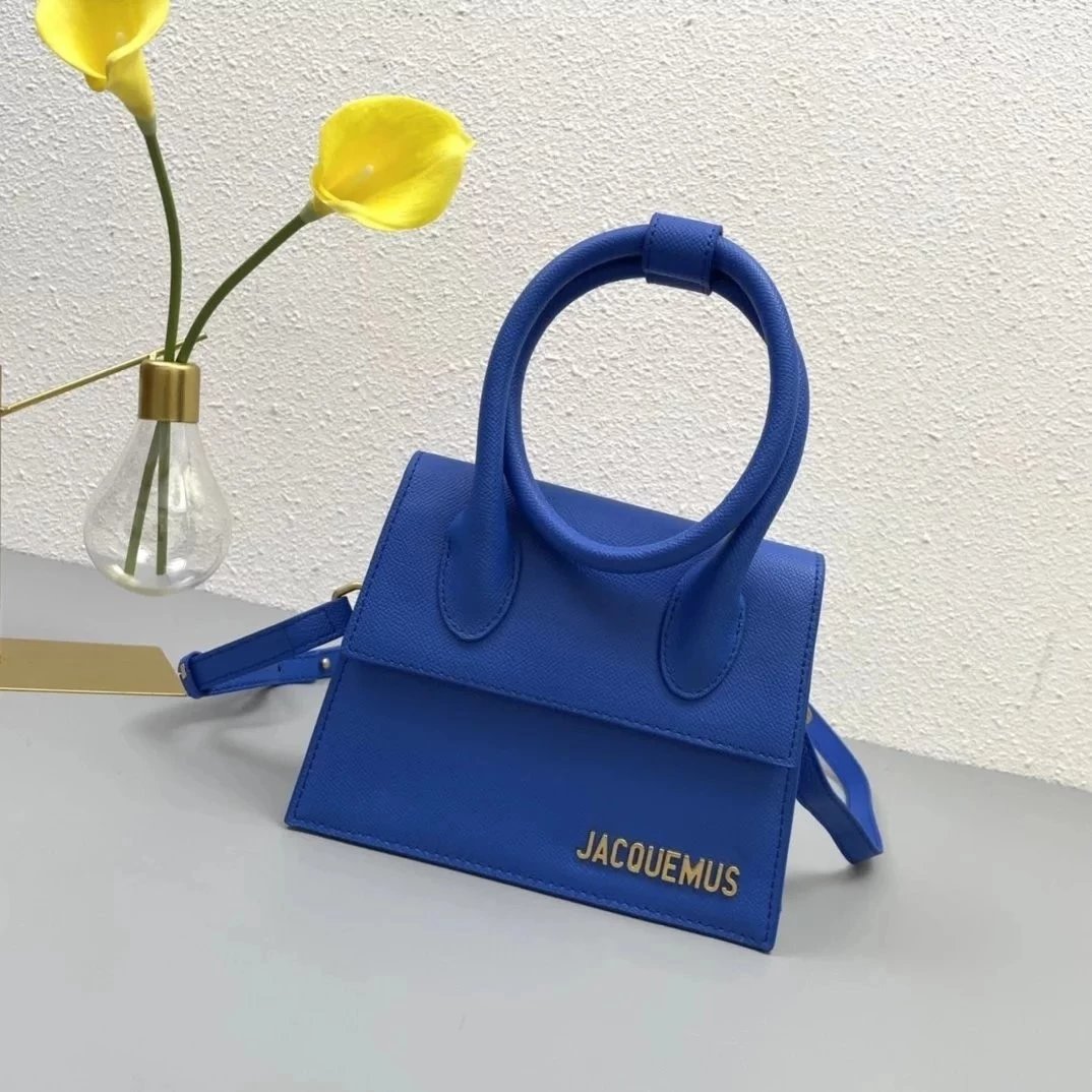 (X)款号2023原版jacquemus口红包 手提斜挎，展示不一样的法式浪漫 ，原版皮，搭配巧妙的包口手柄 可手提 可单肩 可斜挎 尺寸：20cm