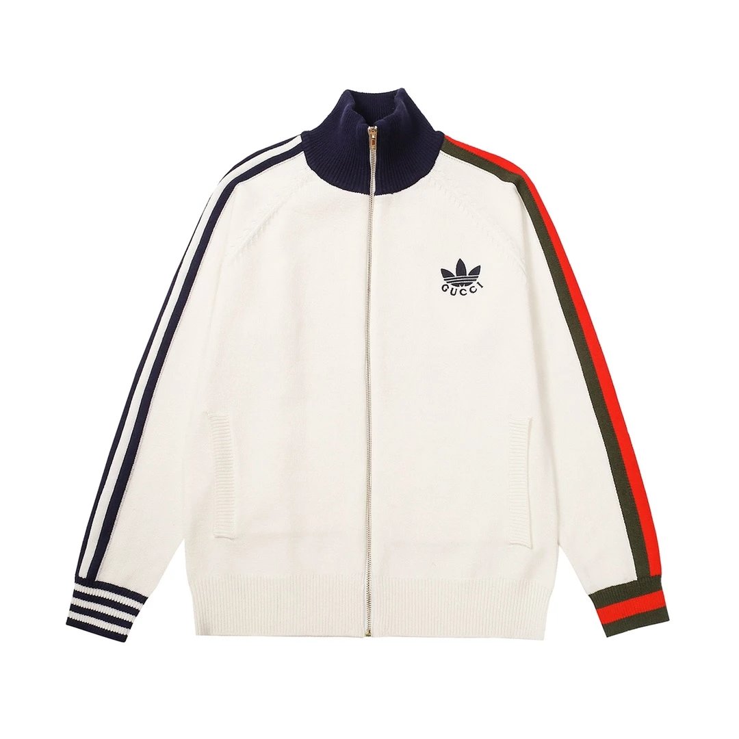 adidasX Gucci联名系列拉链外套夹克 adidas和Gucci大胆探索联名系列，织带和GG字母交织图案巧妙搭配白色三条纹和三叶草☘️徽标.该系列灵感源自创作总监80年代和90年代的...