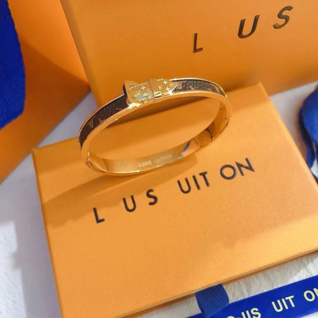 High quality bracelet titanium steel plating does not fade