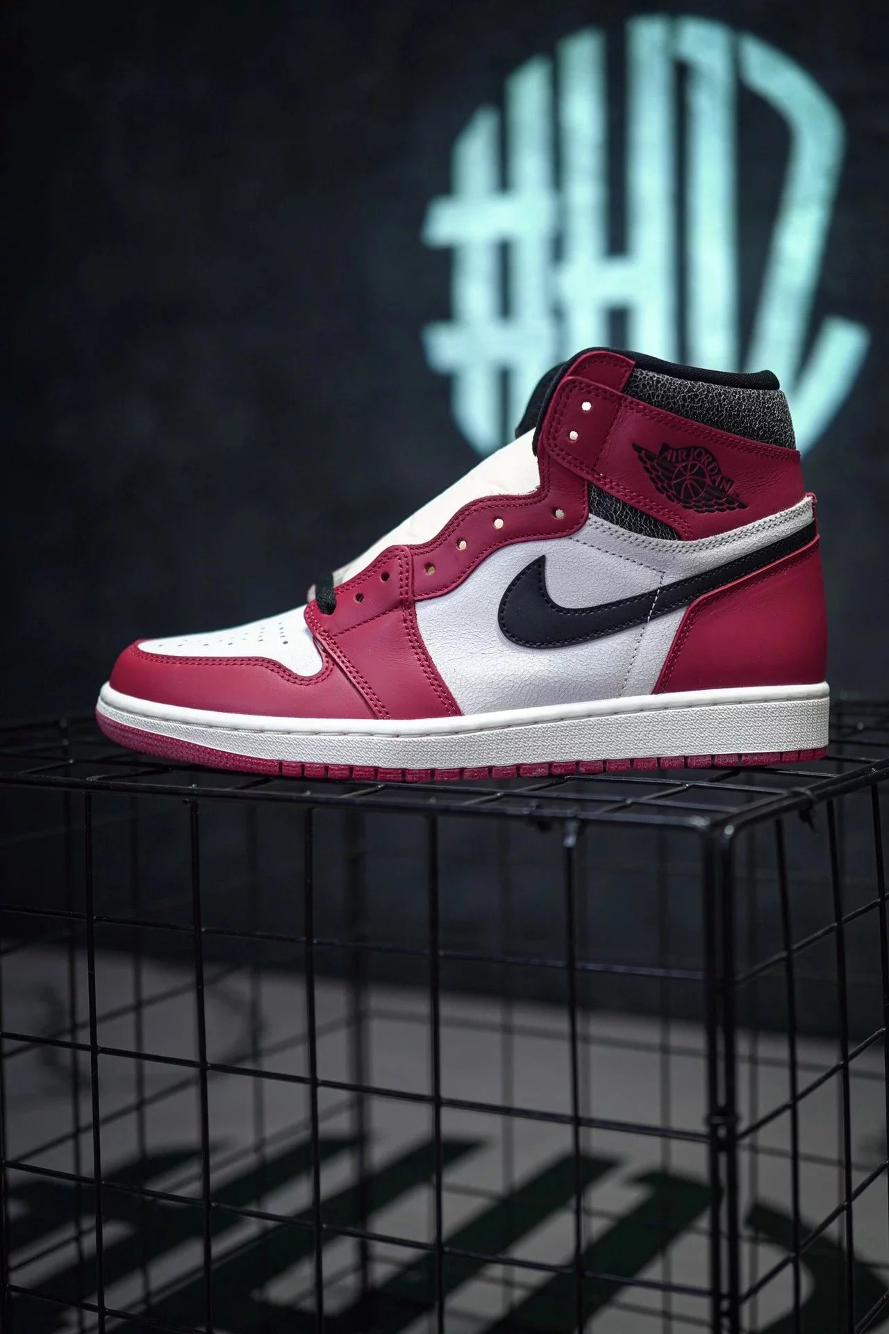 N500430 [Air Jordan 1 "Chicago Reimagined" produced by a large factory in Chicago] All shoe computer needle car precise spacing matching adopts soft Napa top layer leather combination crack leather upper material, and the material is not ambiguous