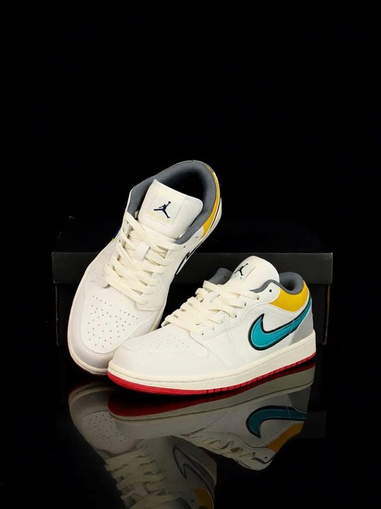 Low-Top Sneakers and Athletic Shoes photo 4
