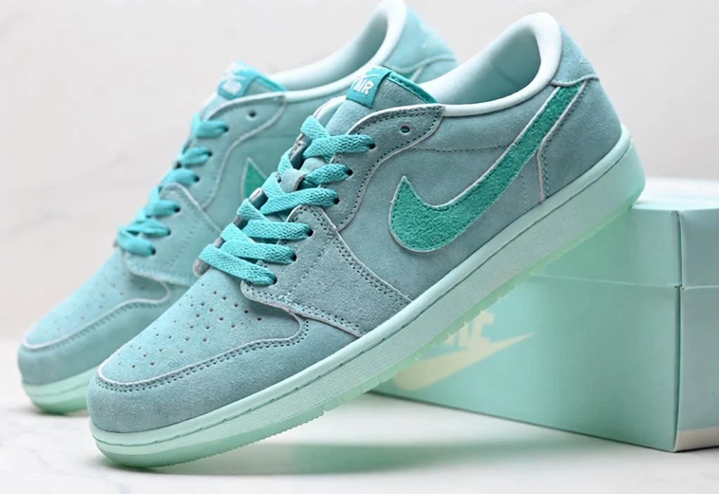 Low-Top Sneakers and Athletic Shoes photo 5
