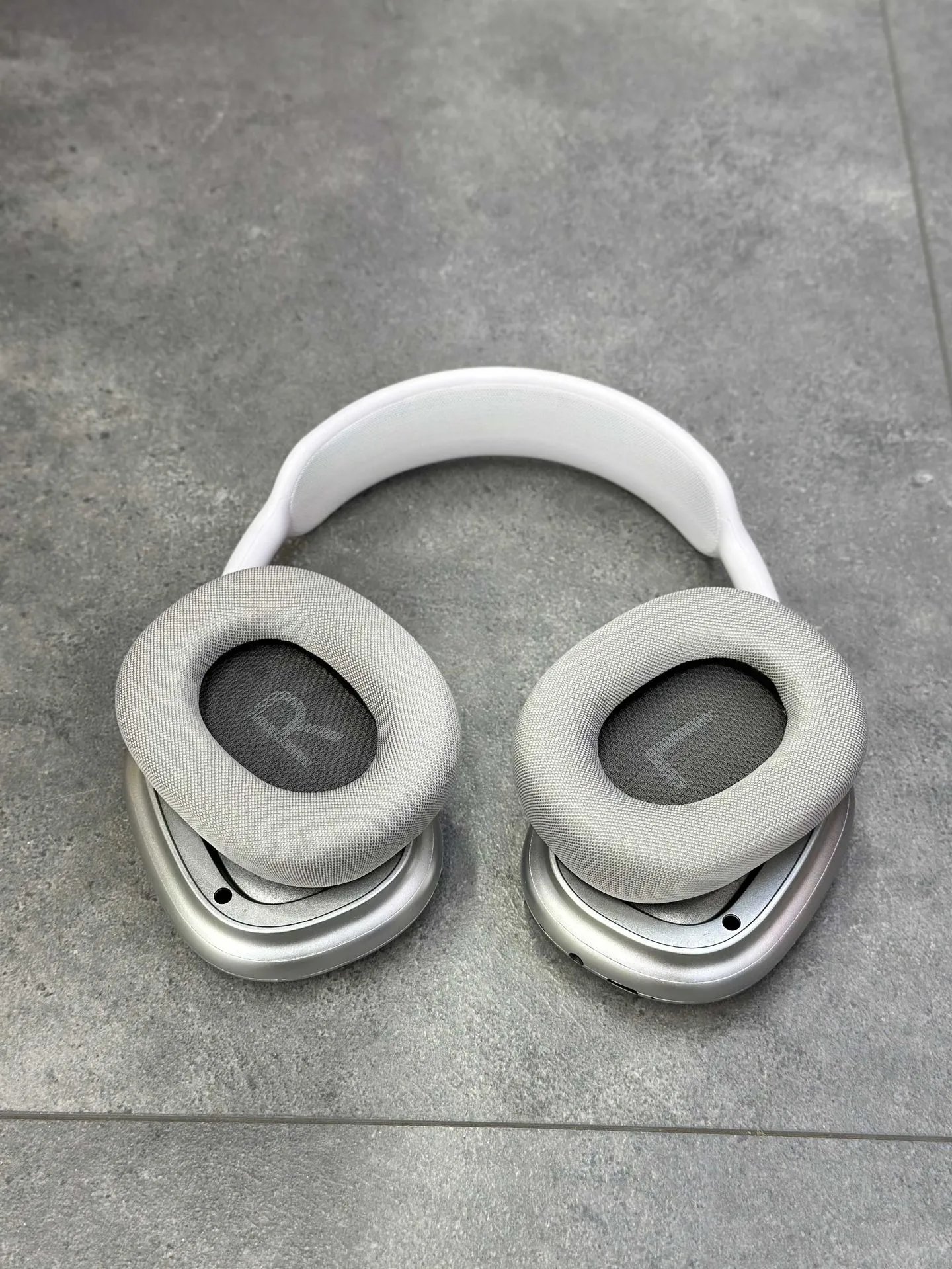 Wireless Bluetooth Earphones with Magnetic Ear Covers photo 2