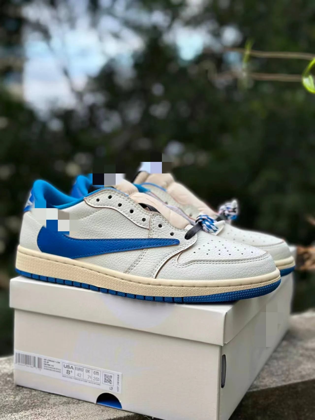 Low-Cut Hooked Canvas Sneaker photo 6