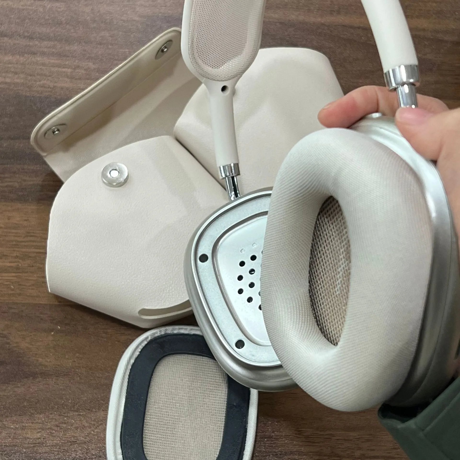 Wireless Bluetooth Earphones with Magnetic Ear Covers photo 4