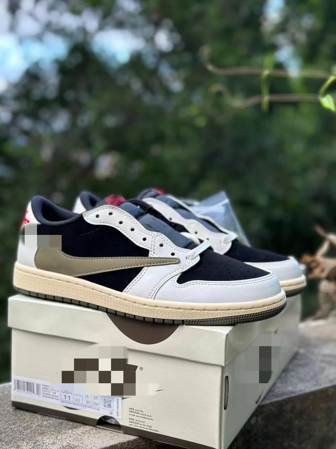 Low-Cut Hooked Canvas Sneaker photo 4