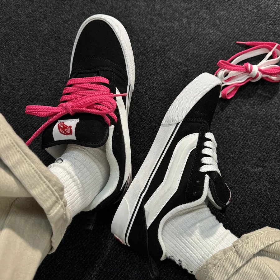 Low cut bread shoes with contrasting colors