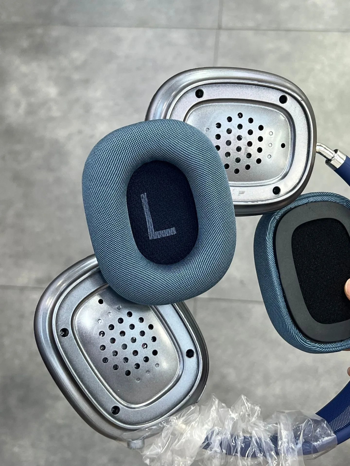 Wireless Bluetooth Earphones with Magnetic Ear Covers photo 5