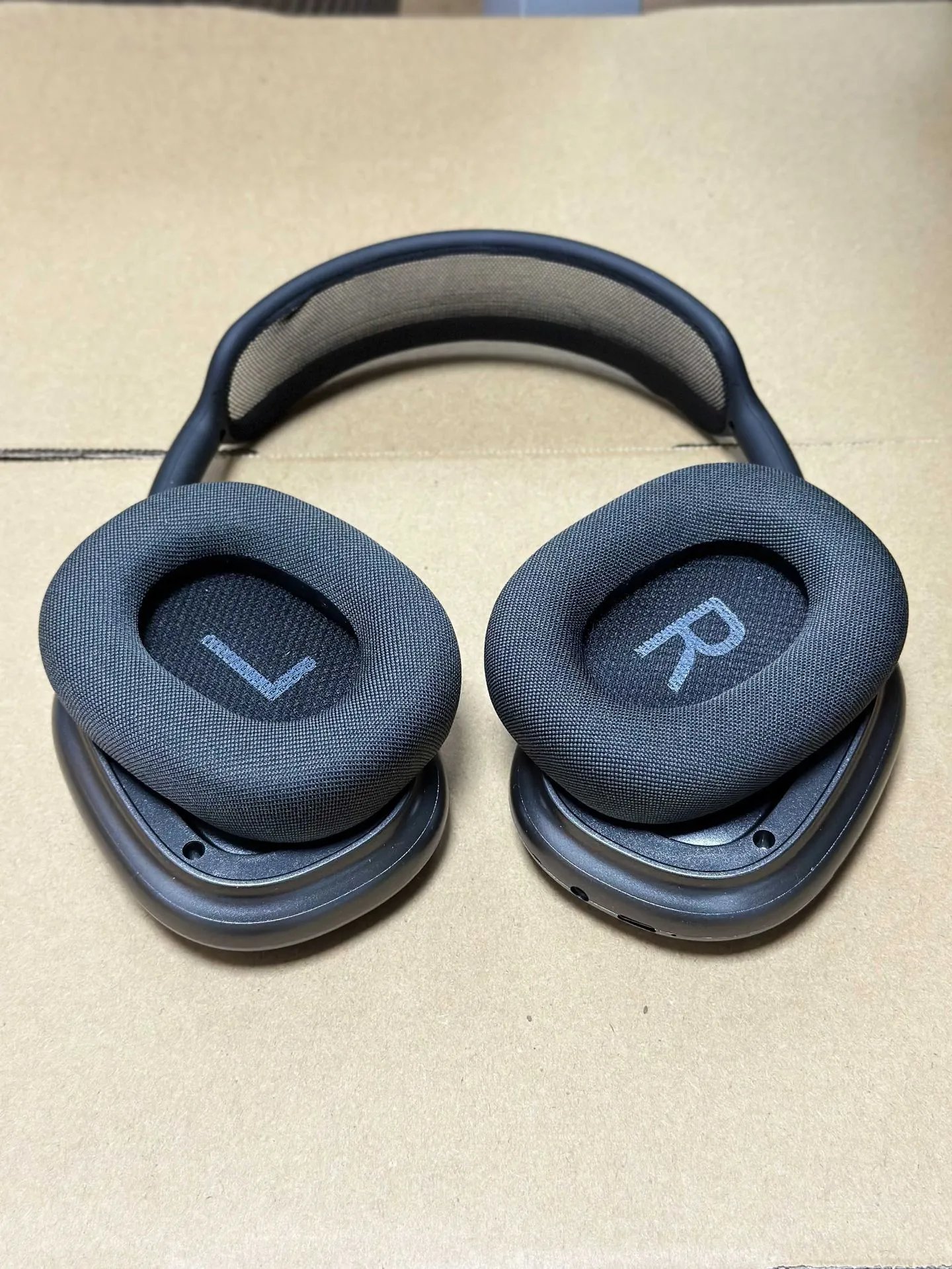 Wireless Bluetooth Earphones with Magnetic Ear Covers photo 3