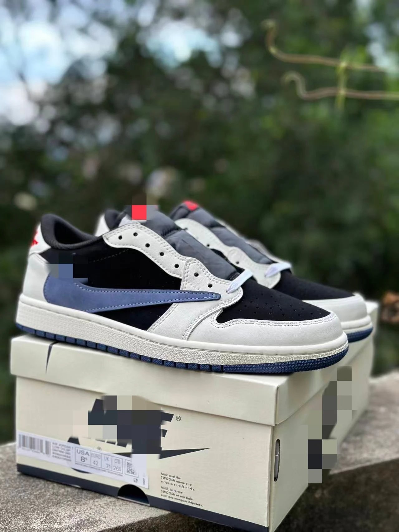 Low-Cut Hooked Canvas Sneaker photo 5