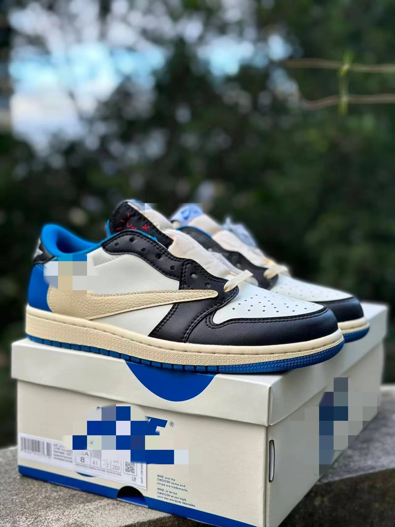 Low-Cut Hooked Canvas Sneaker photo 2