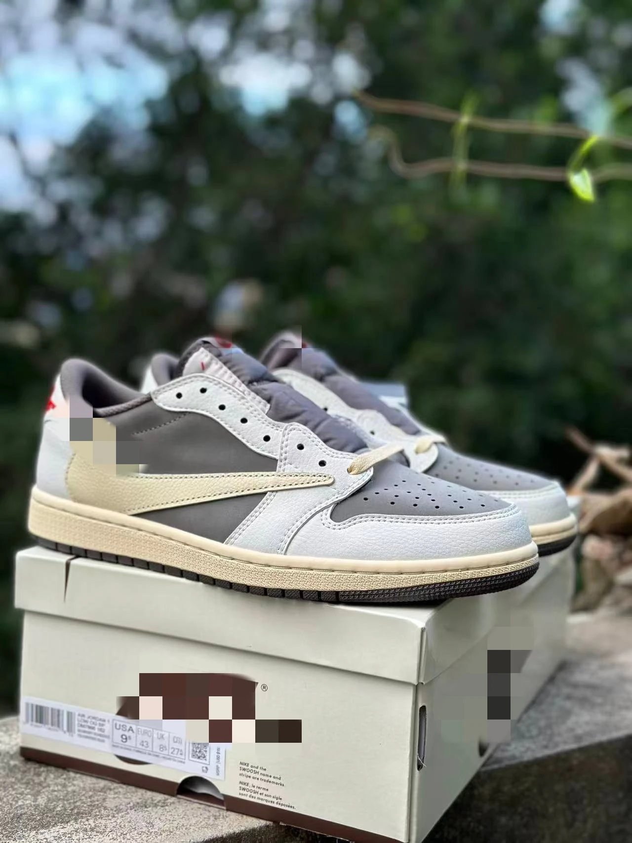 Low-Cut Hooked Canvas Sneaker photo 3