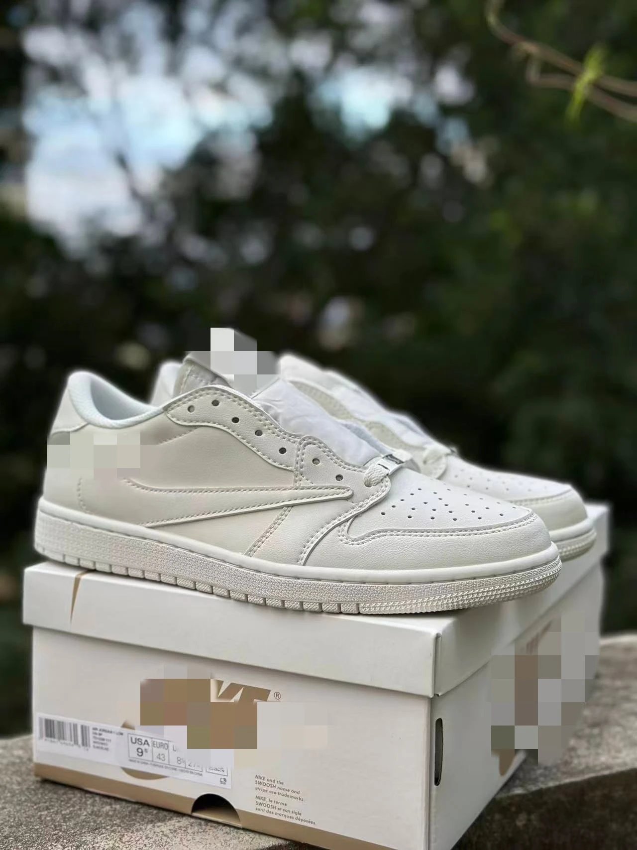 Low-Cut Hooked Canvas Sneaker photo 7