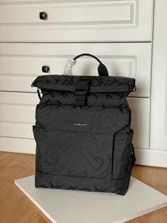 BBR's new trendy men's large-capacity shoulder bag canvas backpack computer bag is made of recycled polyester and cotton yarns, decorated with Thomas Bur's exclusive logo pattern jacquard, with cowhide trims and color-coordinated micro-labeling design, mesh nylon details and the brand's logo. Size: 36 x...